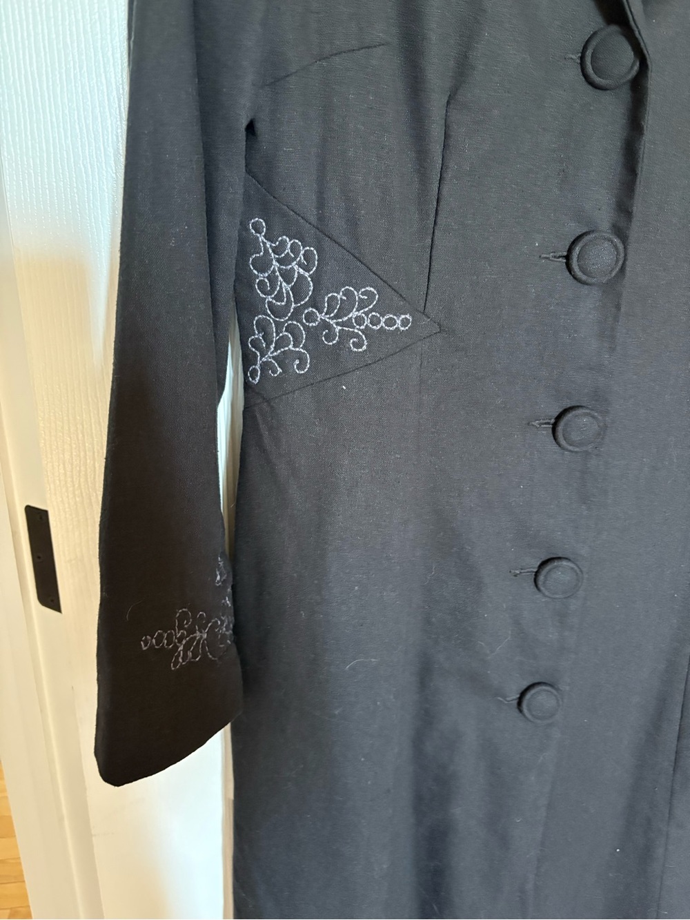 Absolutely Stunning Long Black Linen Button-Front Coat with Silk Lining - Picture 3 of 14